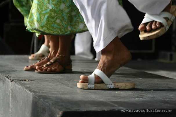 O trupé do Samba de Coco de Raízes de Arcoverde (Foto: Isabella Valle)