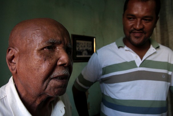 Gerações da Curica se encontram: Seu Tota e Kall (Foto: Costa Neto)