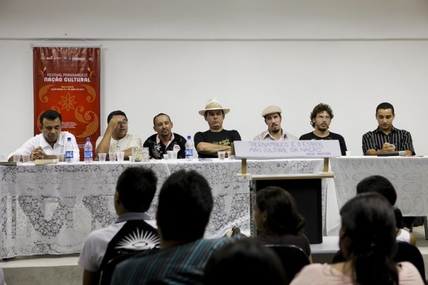 Mesa de Glosa com poetas do Pajeú em Nazaré da Mata (Foto: Clara Gouvêa)