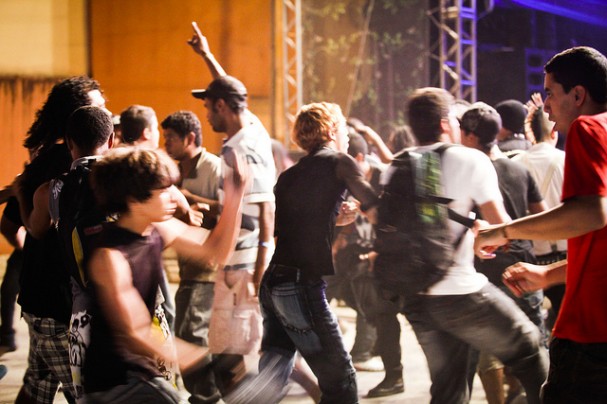 Público no show da banda Plugins ontem, em Arcoverde (Foto: Clara Gouvêa)