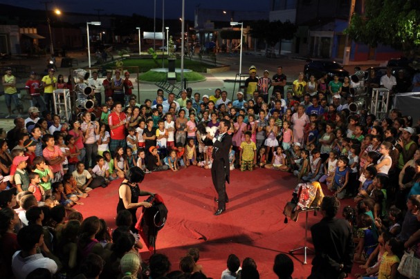 Mágico Mr Brainer tirando pombo da cartola (Foto: Roberta Guimarães)