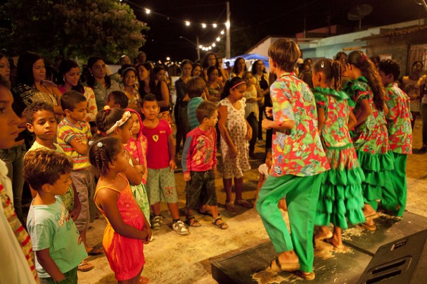 Crianças do Coco da Malhada fazendo o trupé (Foto: Daniela Nader)