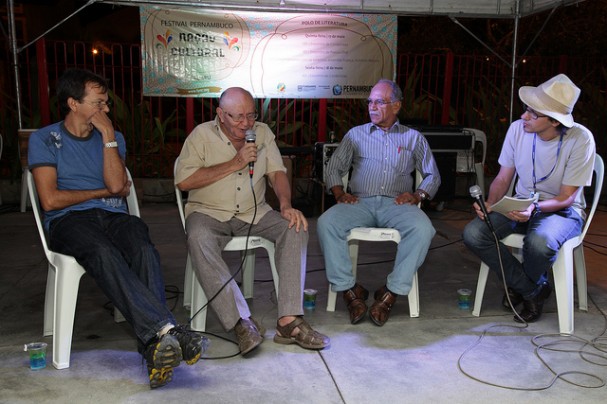Mestres da literatura popular se reuniram na Praça Chico Porto (Foto: Roberta Guimarães)