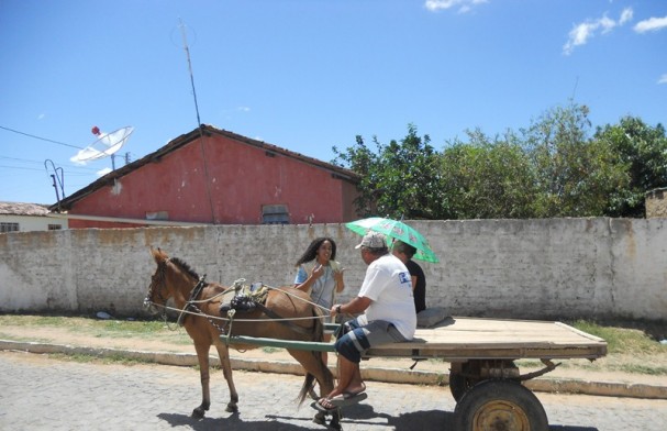 A agente Luna Vitrolina solta o verso para a população da cidade (Foto: José Jaime Junior)