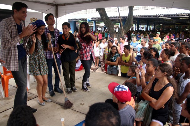 Apresentação da Oficina de Teatro de Rua, realizada no Mercado das Mangueiras, em Jaboatão dos Guararapes. (Foto: Costa Neto)