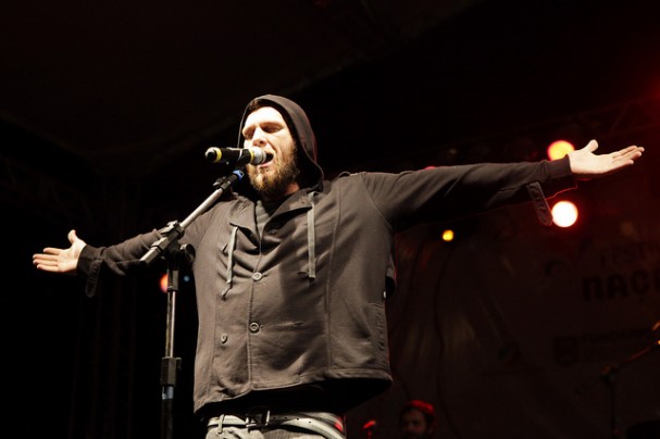 Otto reverenciou Caruaru e o Agreste, cantando de improviso alguns forrós (Foto: Clara Gouvêa)