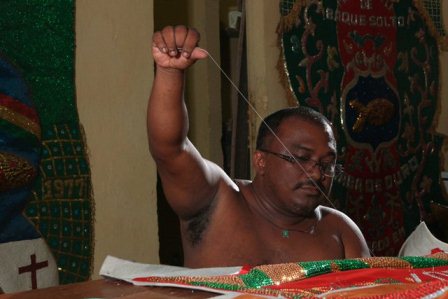 Manoelzinho Salustiano bordando (Foto: João Rogério/divulgação)