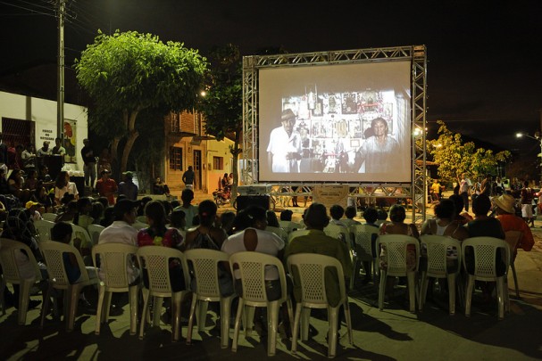Crianças e adultos se juntaram para assistir à Mostra Cinema na Estrada. Foto: Clara Gouvêa/Secult-PE
