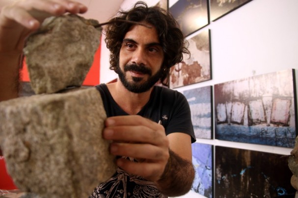 O jovem artista Iezu Kaeru traz ao FIG sua exposição “Memória da Pedra”.
