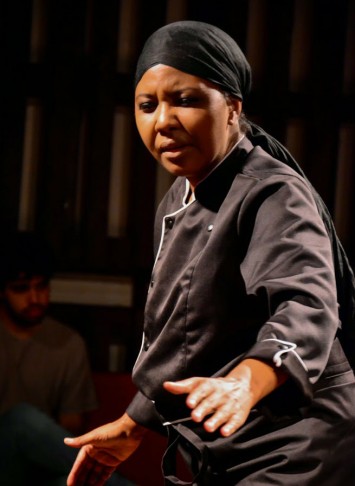 A atriz Naná Sodré protagoniza o espetáculo (Foto: Fernando Azevedo/Divulgação)