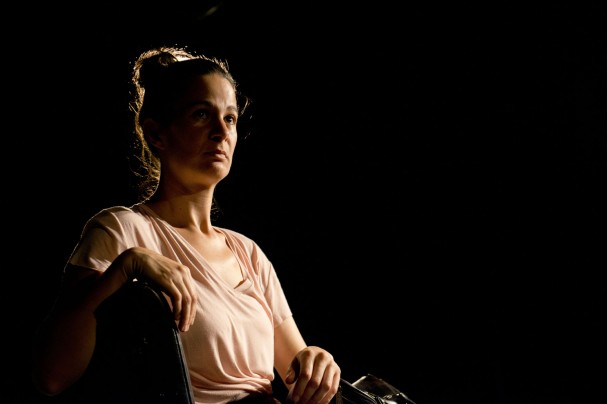 Tatiana Schunck dá vida ao personagem do monólogo (Foto: Nelson Kao/Divulgação)