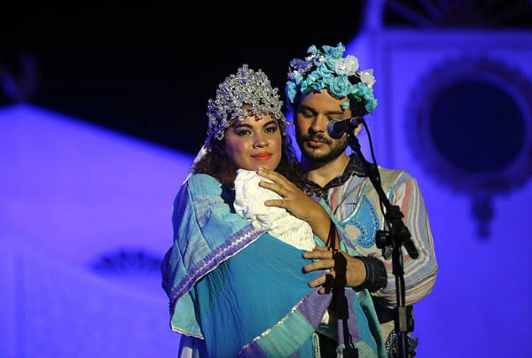 Os atores sadora Melo e Zé Barbosa interpretam Maria e José no espetáculo
