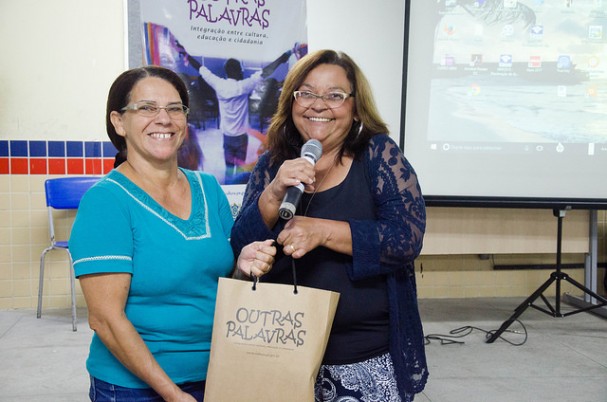 Vice-presidente da Fundarpe, Antonieta Trindade entrega kit literário 