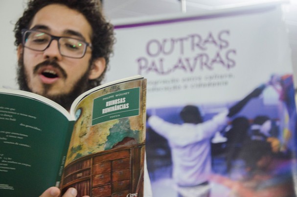 Philipe Wollney recita poesia 'Ruir é o Melhor Remédio'