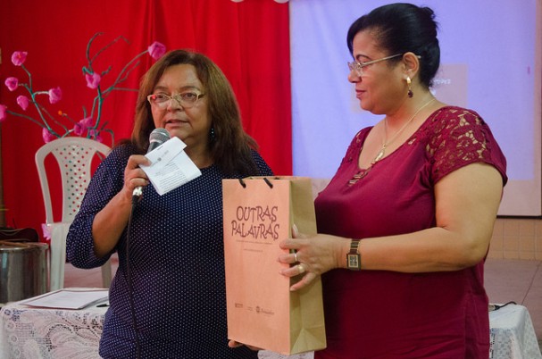 Vice-presidente da Fundarpe, Antonieta Trindade entrega kits literários