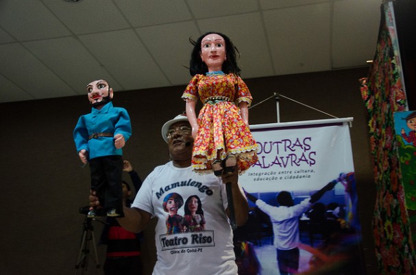 Mestre Zé Lopes apresenta seus bonecos de mamulengo