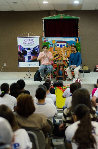 Alunos participam de papo literário com escritor Rômulo César