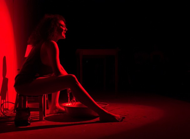 A atriz Nínive Caldas interpreta a prostituta Nanda, em peça na Mostra de Teatro Alternativo. Foto: Fer Verícimo/ Secult-PE