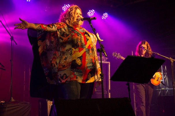 Simone Mazzer contagia no Palco Pop. Foto: Fer Verícimo/ Secult-PE