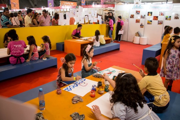 Crianças participam do Espaço da Escolinha de Arte do Recife