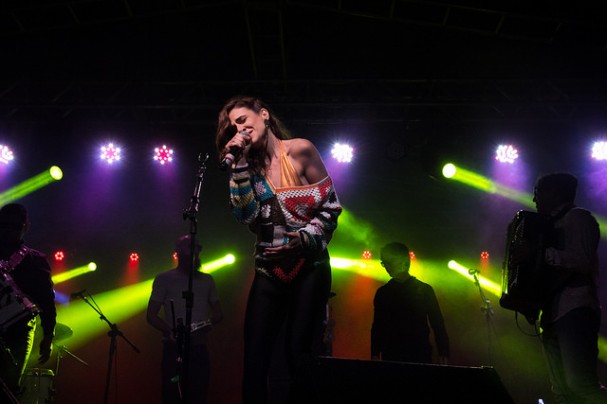 Emocionada, Mariana Aydar fez show dedicado a Dominguinhos e cantou sucessos do sanfoneiro 