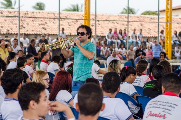 Maestro Forró interage com os alunos