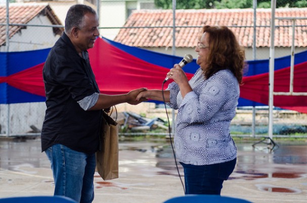 Antonieta Trindade entregando o kit literário