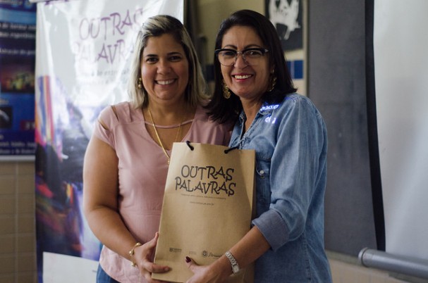 Representantes do EREM Maria Vieira Muliterno recebem kit literário doado pelo projeto