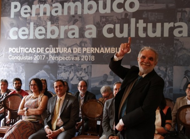 O escritor Raimundo Carrero recebeu a comenda de Ordem do Mérito dos Guararapes 