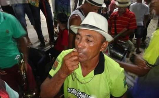Mestre Cobrinha, do Maracatu Águia de Ouro, de Nazaré da Mata.