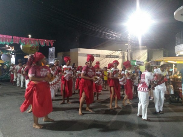 Maracatu Encanto da Alegria desfilou pelas ruas de Bezerros