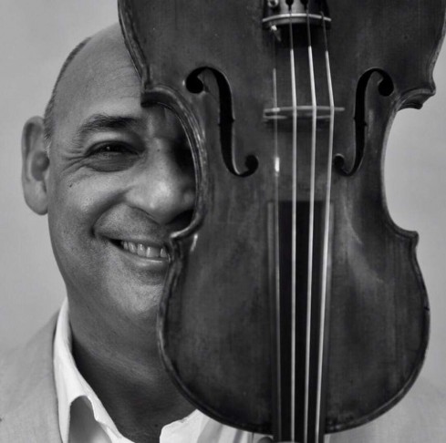 Clóvis Pereira Filho é violinista, Spalla da Orquestra Sinfônica Brasileira e maestro da Orquestra Sinfônica Jovem-RJ