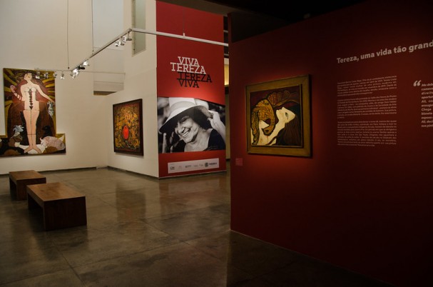 Compõem a mostra obras da década de 40, quando a artistas assinava Terezinha