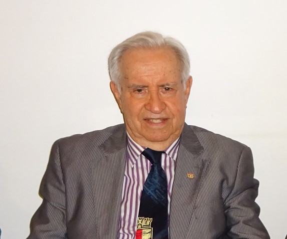 Filho da atriz Diná de Oliveira e de Valdemar de Oliveira, fundador do TAP, Reinaldo estrou nos palcos ainda criança