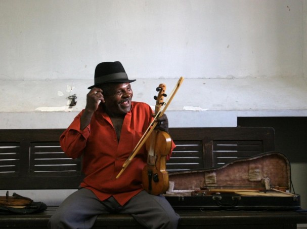 Mestre Luiz Paixão dedicou mais de 60 anos de sua vida à rabeca e também deixou legado como brincante do Cavalo Marinho - Foto Helder Tavares