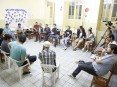 Roda de diálogo, conferência e palestra deram o tom das trocas de experiências ontem (17/8), em Pesqueira
Por Julya Vasconcelos
“Quanto mais gente, o chute na porta é muito mais forte”, filosofou Clayton Barros sobre a herança da tendência à produção coletiva deixada pelo mangue beat, que até hoje reverbera no fazer musical pernambucano. O músico – que apresentou ontem, pela primeira vez, o show da sua banda Os Sertões – esteve mais cedo, ao lado de China e do DJ Renato da Mata, presente em um dos momentos mais interessantes do Festival Pernambuco Nação Cultural (FPNC) em Pesqueira. Por volta das 20h, o grupo, com mediação do coordenador do FPNC, Leo Antunes, estabeleceu um diálogo importante sobre a indústria musical em Pernambuco e no Brasil, com a presença de jovens artistas e músicos da região.