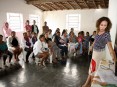 A facilitadora Lucyanna Azevedo conversou com o grupo de rendeiras (Foto: Costa Neto)