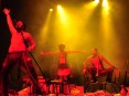 Magiluth apresenta em Limoeiro sua versão de "Viúva, porém honesta" (Foto: Zé Britto/Divulgação)