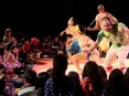 Crianças assistem a “Pindorama…” (Foto: Pri Buhr)