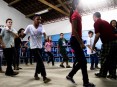 Crianças aprendem as pisadas do cavalo-marinho (Foto: Pri Buhr)