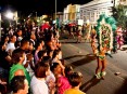 Grupos desfilaram na Rua Direita (Foto: Costa Neto)