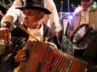 Aos 94 anos, seu Benedito esbanja vigor com a sanfona (Foto: Costa Neto)