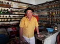Seu Mariano do balcão da sua budega em Verdejante (Foto: Roberta Guimarães)