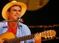 Poeta e cantor se apresenta no sábado, 21/7