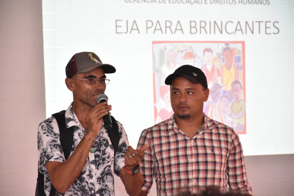Mestre Dedé Vieira, do Maracatu Águia Dourada, de Carpina, e Mestre Luiz Henrique, do Maracatu Pavão Dourado, de Tracunhaém, foram alunos da EJA