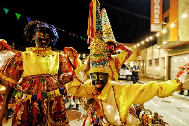 Personagens do Boi Estrelinha Taimbó, em Buíque. O último cortejo contou com sete agremiações que arrastou mais de 280 integrantes da cultura popular pernambucana pelas cidades. Foto: Afrorec