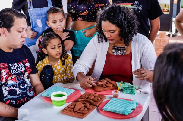 Ceramista Micaella Alcântara na oficina Os 4 Elementos, no Festival Pernambuco Meu País, em Buíque - Imagem: Silla Cadengue