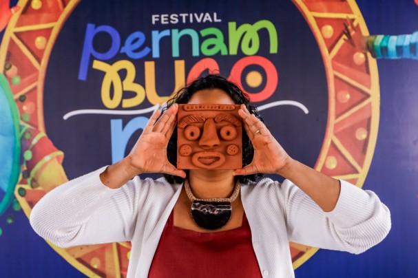 Ceramista Micaella Alcântara na oficina Os 4 Elementos, no Festival Pernambuco Meu País, em Buíque -Imagem: Silla Cadengue