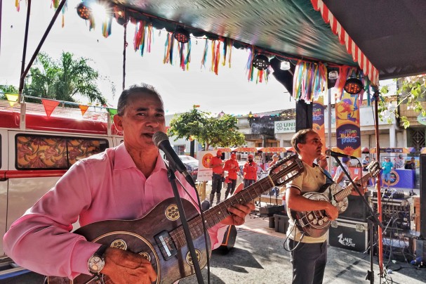 Repentistas Adeilto Oliveira e Zé Carlos do Pajeú, da cidade de Tabira, durante o Festival Pernambuco Meu País.