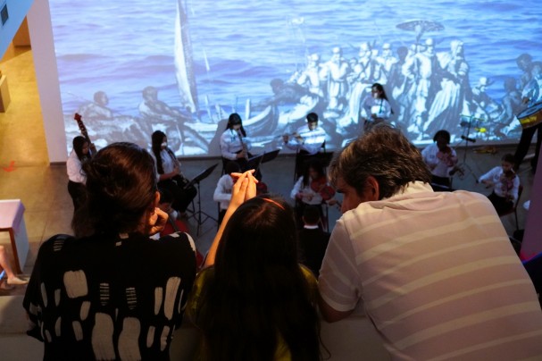 Orquestra de Câmara Meninas e Meninos da Alegria durante apresentação no Museu do Estado de Pernambuco. Divulgação / Museu do Estado de Pernambuco